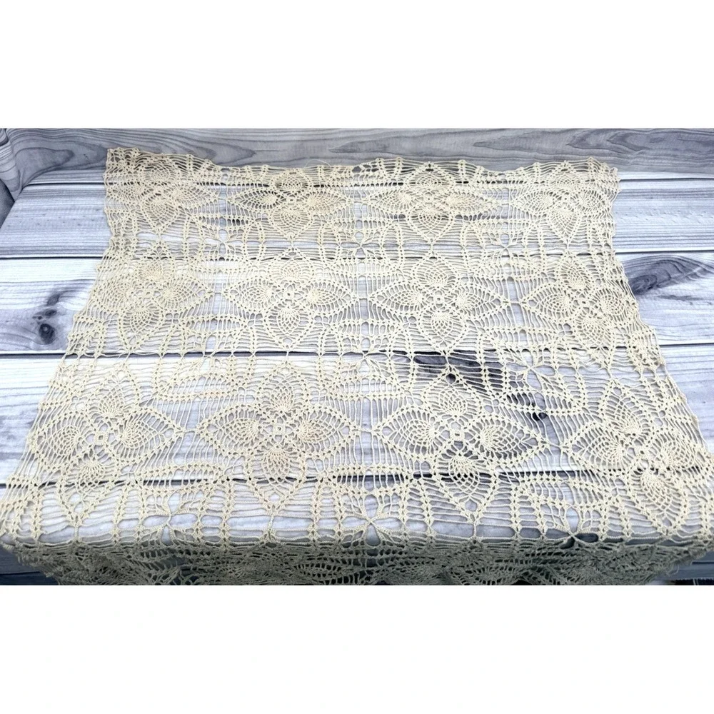 LOT OF 3 VINTAGE CROCHET SMALL TABLECLOTHS - WHITE / OFF WHITE‎
